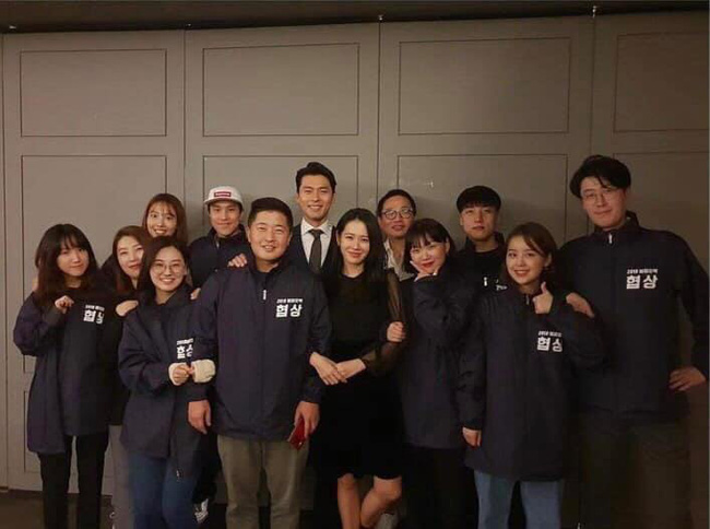Bức ảnh chụp chung với nhân viên công ty Hyun Bin đã bị Son Ye Jin xóa trên trang cá nhân.