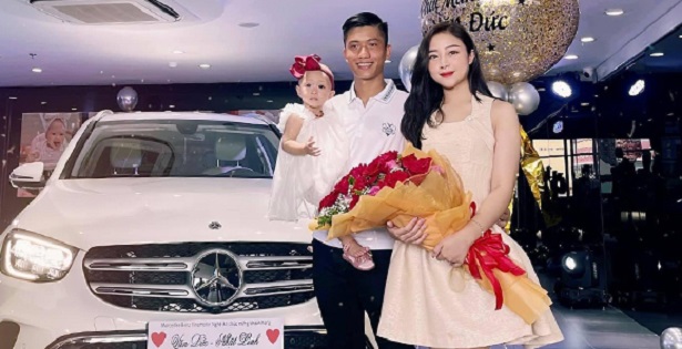 Vừa đoàn tụ, Phan Văn Đức tặng luôn vợ con xế hộp tiền tỷ