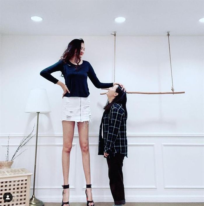 Cô gái gốc Mông Cổ sở hữu chiều cao hơn 2m , năm lớp 1 đã cao gần 1m7 - Ảnh 3
