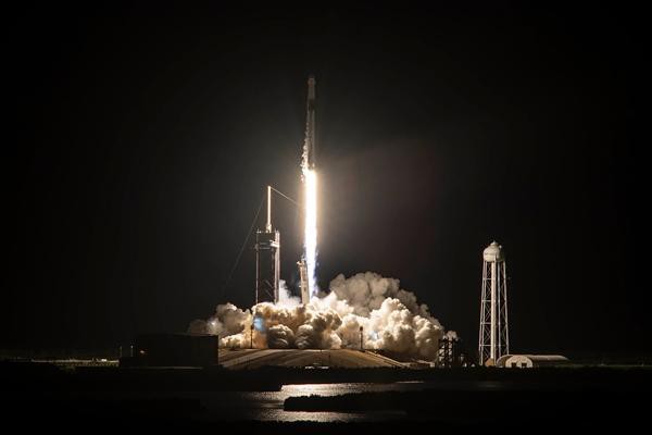 Elon Musk phóng tàu vũ trụ đưa 4 người thường du lịch không gian 3 ngày - Ảnh 2
