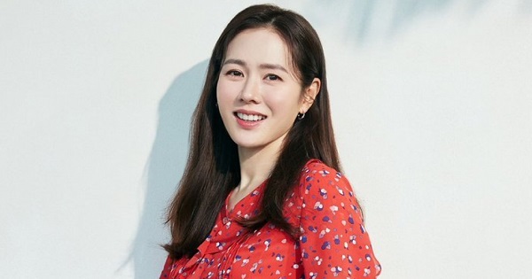 Đồng nghiệp tiết lộ tính cách thật, 'bóc' nhan sắc Son Ye Jin