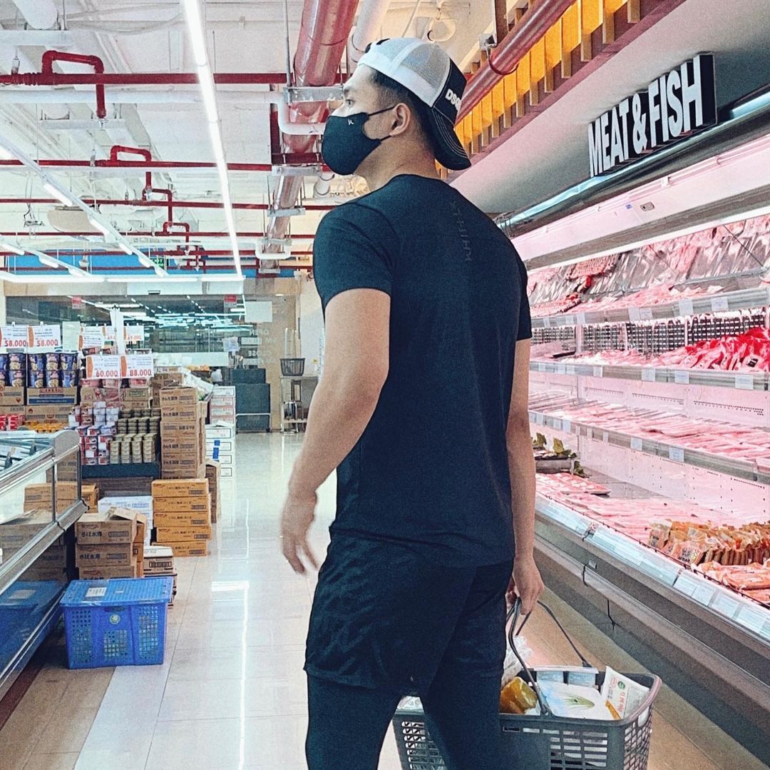 Lệ Quyên - Lâm Bảo Châu: Cặp đôi chân ái đi siêu thị là phụ, chụp ảnh khoe dáng là chính - Ảnh 7