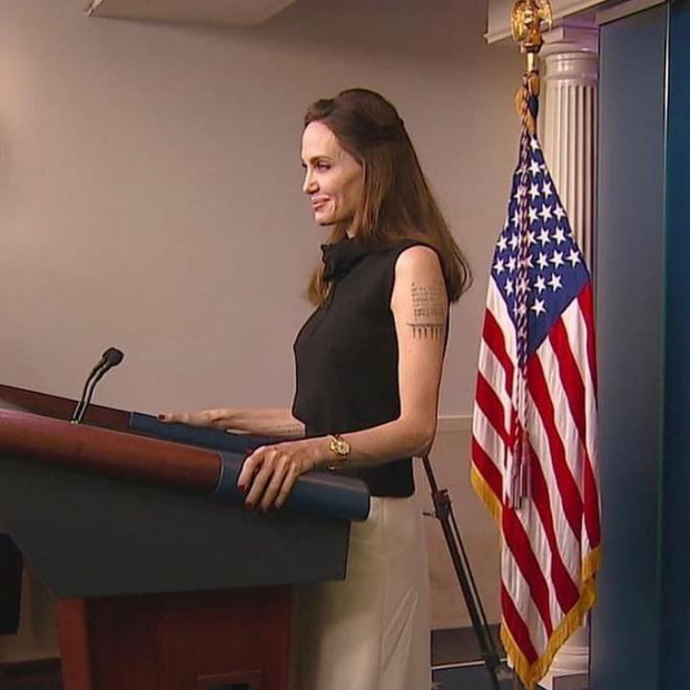 Angelina Jolie thành tâm điểm ở sân bay vì ngoại hình quyến rũ ở tuổi 45 - Ảnh 6