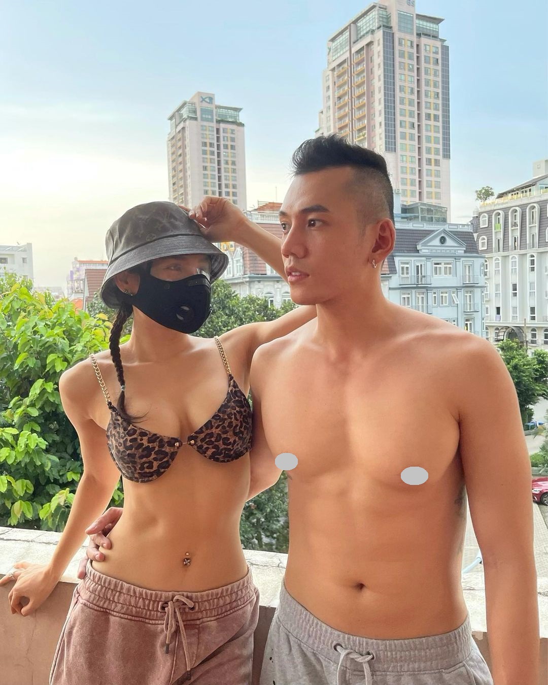 Cặp đôi Phương Trinh Jolie - Lý Bình diện đồ mát mẻ khoe dáng đẹp như tạc tượng - Ảnh 2