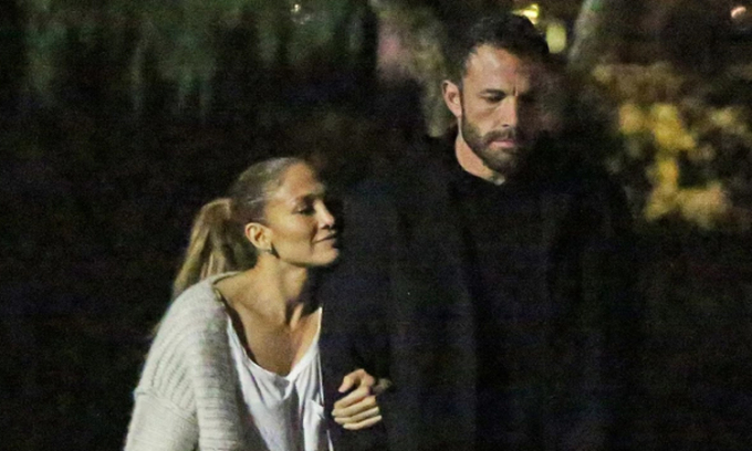 Cặp đôi Jennifer Lopez - Ben Affleck tình tứ đưa các con đi xem phim - Ảnh 3