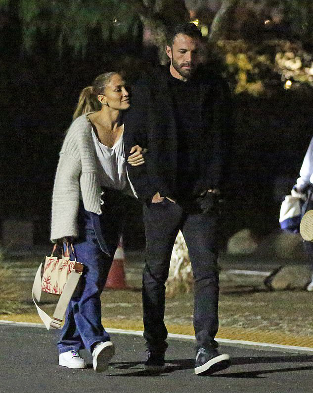 Cặp đôi Jennifer Lopez - Ben Affleck tình tứ đưa các con đi xem phim - Ảnh 4