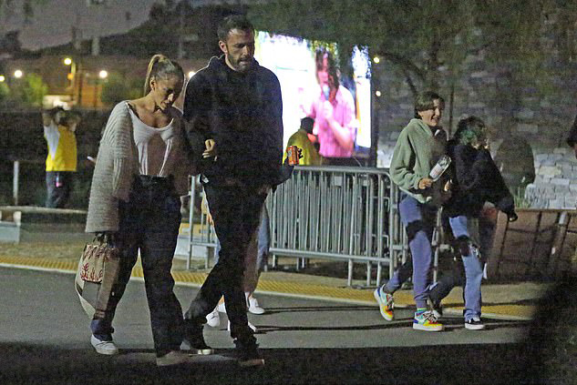 Cặp đôi Jennifer Lopez - Ben Affleck tình tứ đưa các con đi xem phim - Ảnh 2