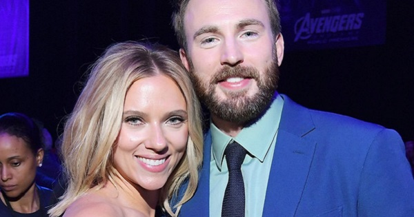 "Caption" Chris Evans thả thính bạn thân Scarlett Johansson
