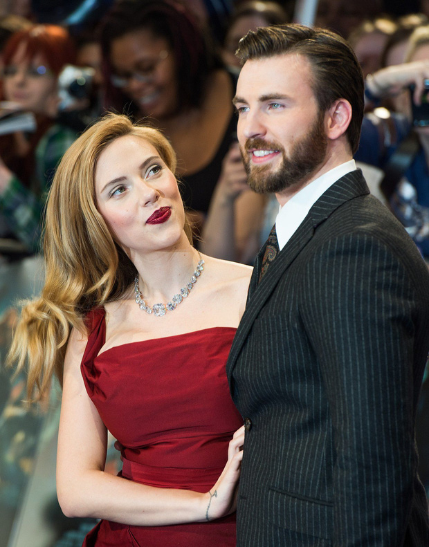 'Caption' Chris Evans thả thính bạn thân Scarlett Johansson - Ảnh 4
