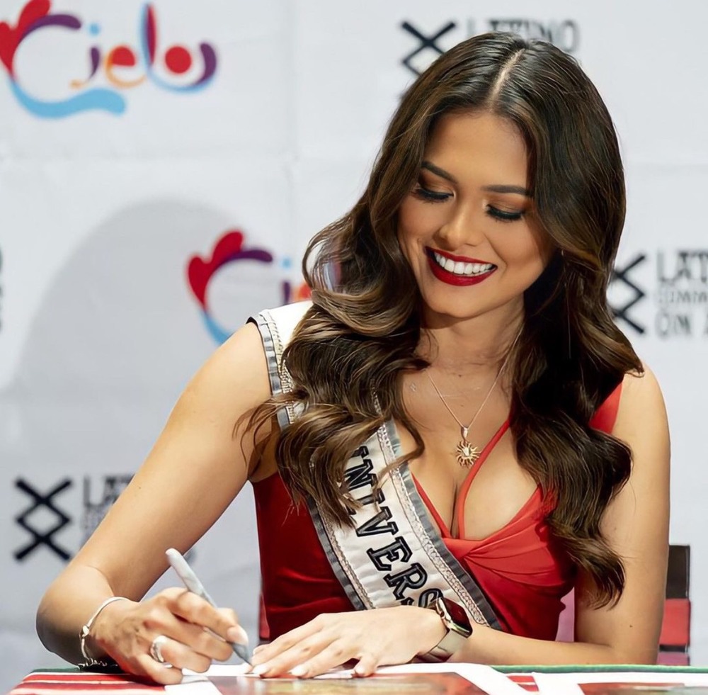 Miss Universe 2020 Andrea Meza thiếu thon gọn sau nửa năm đăng quang - Ảnh 3