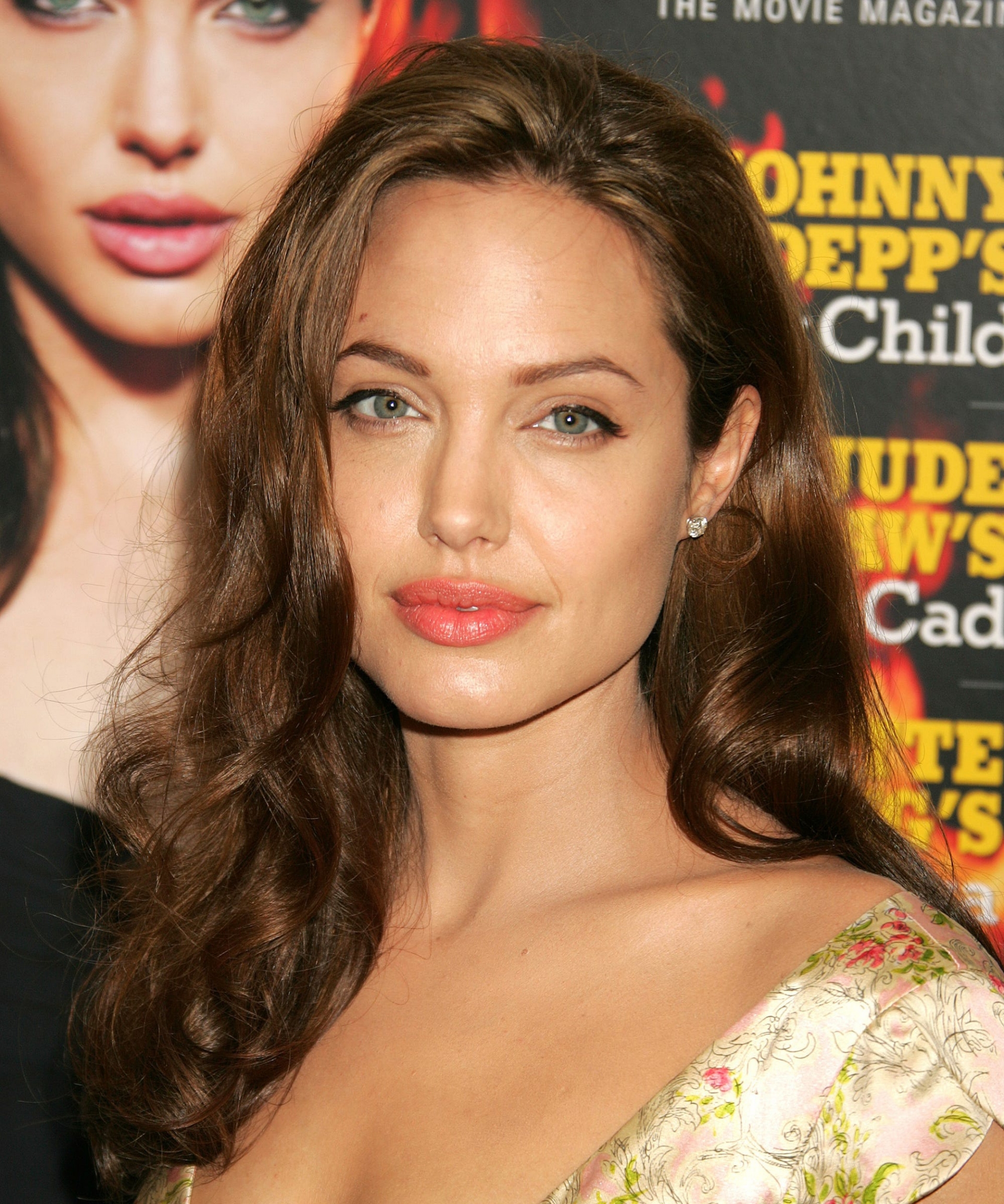 Nhan sắc đẹp không tỳ vết của Angelina Jolie theo thời gian - Ảnh 16