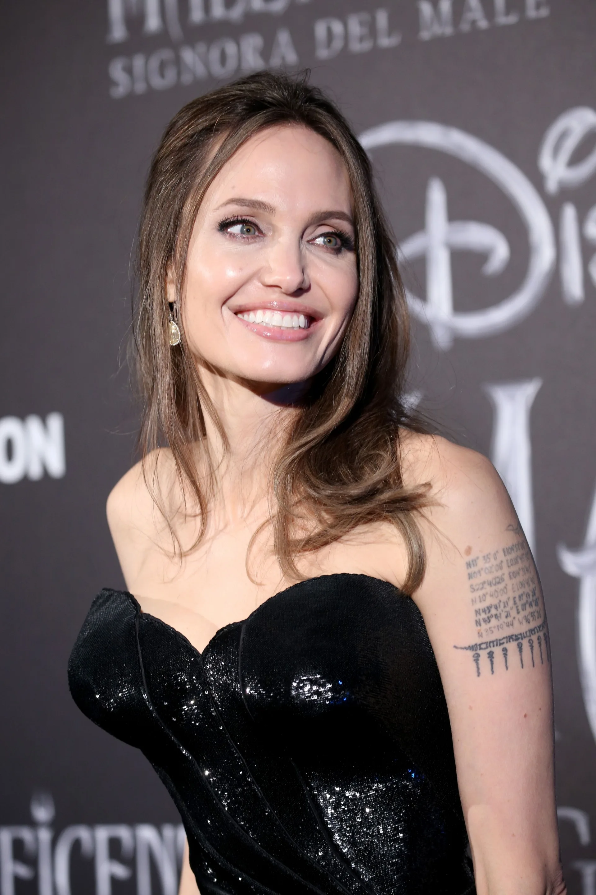 Ngẩn ngơ với nhan sắc đẹp không tỳ vết của Angelina Jolie thời trẻ - Ảnh 17