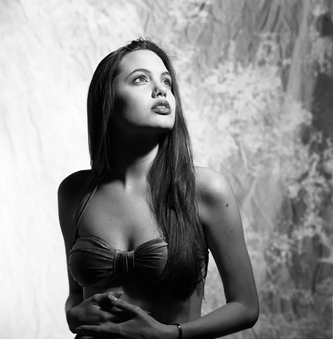 Nhan sắc đẹp không tỳ vết của Angelina Jolie theo thời gian - Ảnh 9