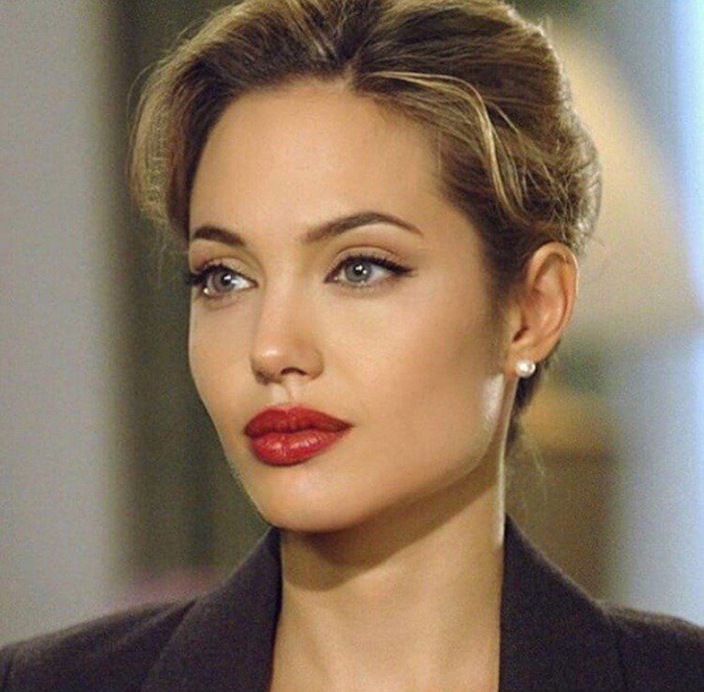Vẻ đẹp hoàn mỹ theo thời gian của Angelina Jolie - ảnh 12