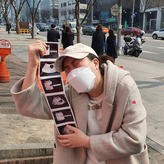 Nữ danh hài Hwang Shin Young mang thai ba, tăng 44kg, phải ngồi xe lăn  - Ảnh 11