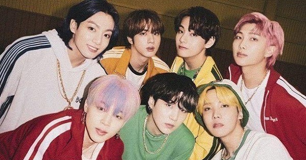 Netizen bức xúc vì nhân viên BTS đọc trang của anti-fan ngay trước mặt nhóm