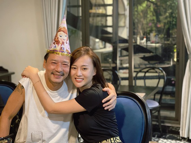 Phương Oanh vỡ oà hạnh phúc khi được ê-kíp 'Hương vị tình thân' tổ chức sinh nhật - Ảnh 6