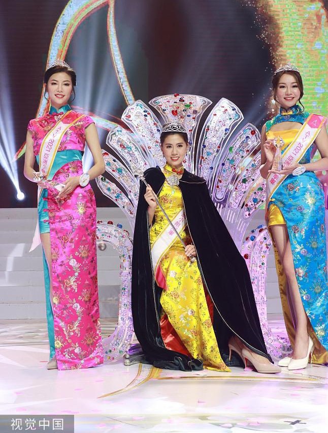Á hậu 1 thuộc về Viên Quần Hữu, 27 tuổi (trái). Lương Hân Quyên giành ngôi Á hậu 2 Hoa hậu châu Á 2021 (phải).