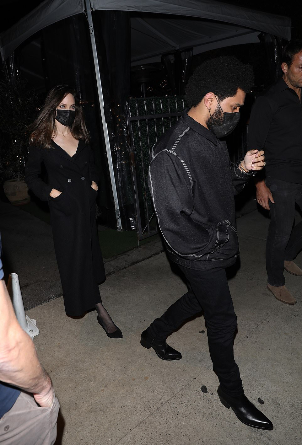 Angelina Jolie lại đi ăn tối với The Weeknd, sau đó cùng về nhà riêng - Ảnh 3