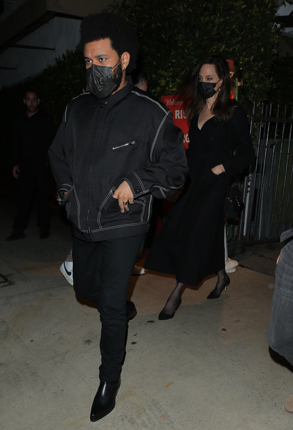Angelina Jolie lại đi ăn tối với The Weeknd, sau đó cùng về nhà riêng - Ảnh 4