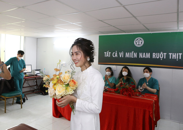 Lễ cưới ấm áp của nữ điều dưỡng bệnh viện dã chiến TP.HCM và chú rể ở Hà Nội - Ảnh 2
