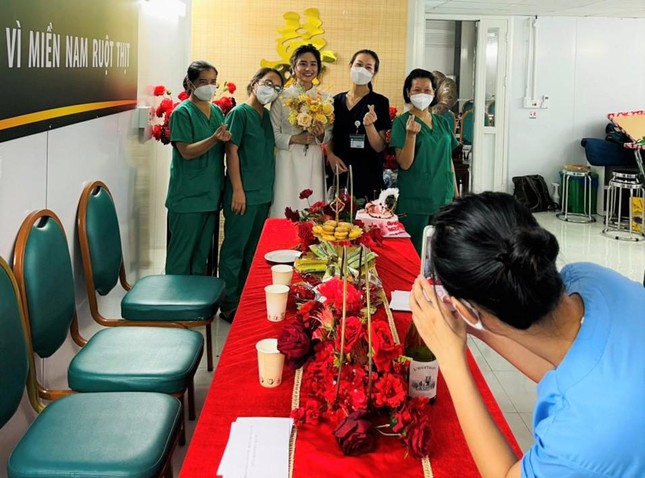 Lễ cưới ấm áp của nữ điều dưỡng bệnh viện dã chiến TP.HCM và chú rể ở Hà Nội - Ảnh 3