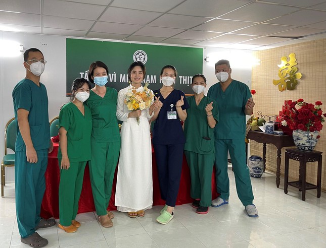 Lễ cưới ấm áp của nữ điều dưỡng bệnh viện dã chiến TP.HCM và chú rể ở Hà Nội - Ảnh 7