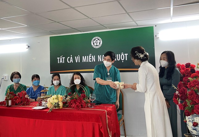 Lễ cưới ấm áp của nữ điều dưỡng bệnh viện dã chiến TP.HCM và chú rể ở Hà Nội - Ảnh 6