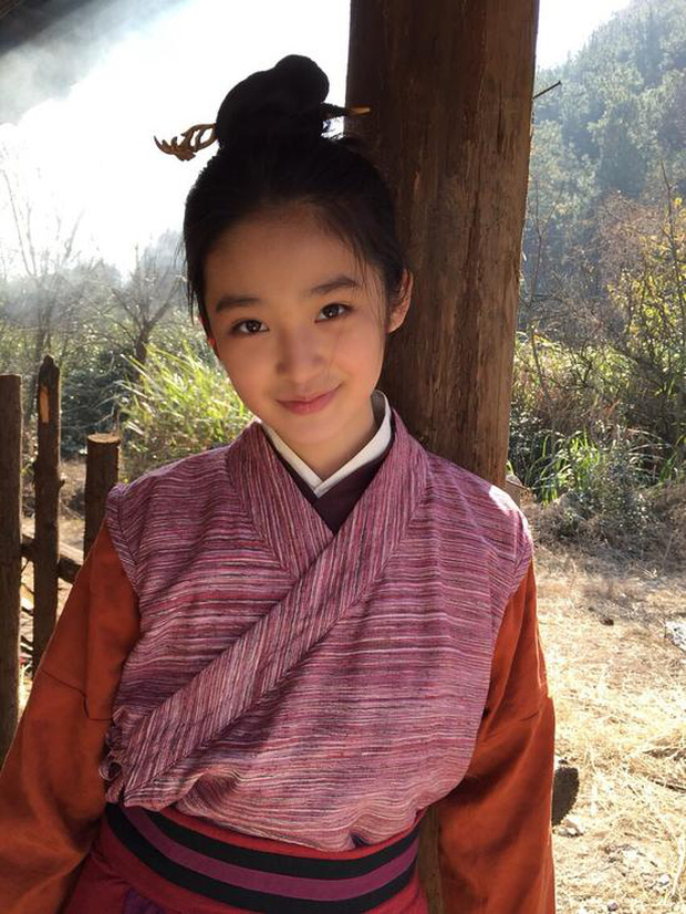 Sài Úy đóng vai Mị Nguyệt lúc nhỏ trong Mị Nguyệt Truyện.