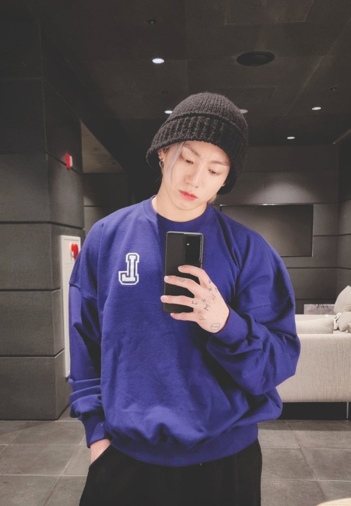 Mặc quần áo của công ty anh trai,  BTS Jungkook bị cáo buộc quảng cáo chui - Ảnh 3