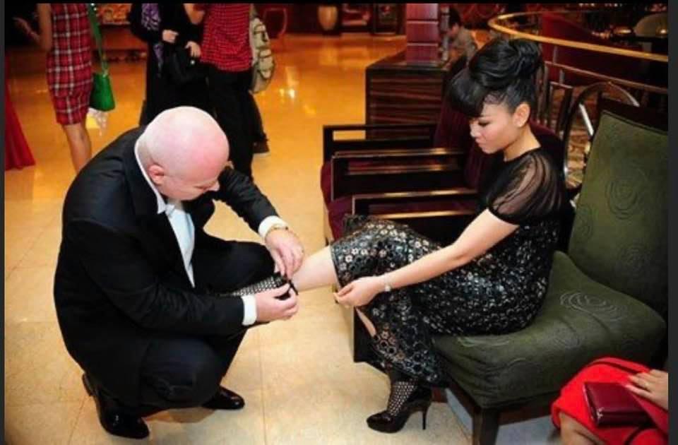 Chồng Tây của Thu Minh giữ thói quen buộc dây giày cho vợ suốt 1 thập kỷ - Ảnh 2