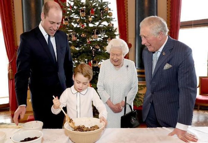 Hoàng tử George được Nữ hoàng đích thân rèn luyện để làm vua dù mới 8 tuổi - Ảnh 2