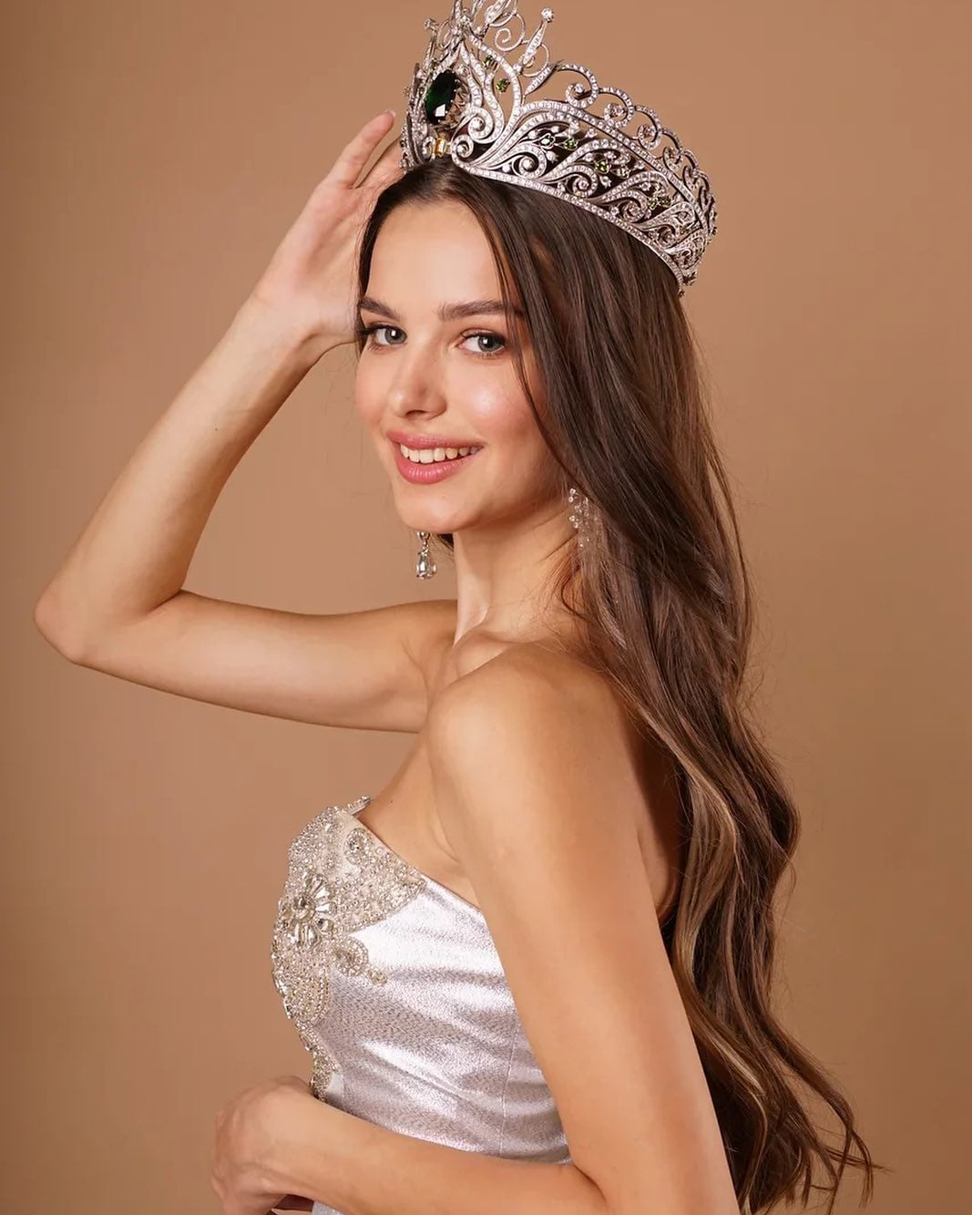 Vẻ đẹp tựa thiên thần của nữ sinh 19 tuổi đăng quang Hoa hậu Trái đất Nga - Ảnh 12