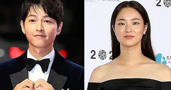 Đang đi thảm đỏ, Song Joong Ki vẫn ngoái nhìn tình tin đồn Jeon Yeo Bin tới 2 lần
