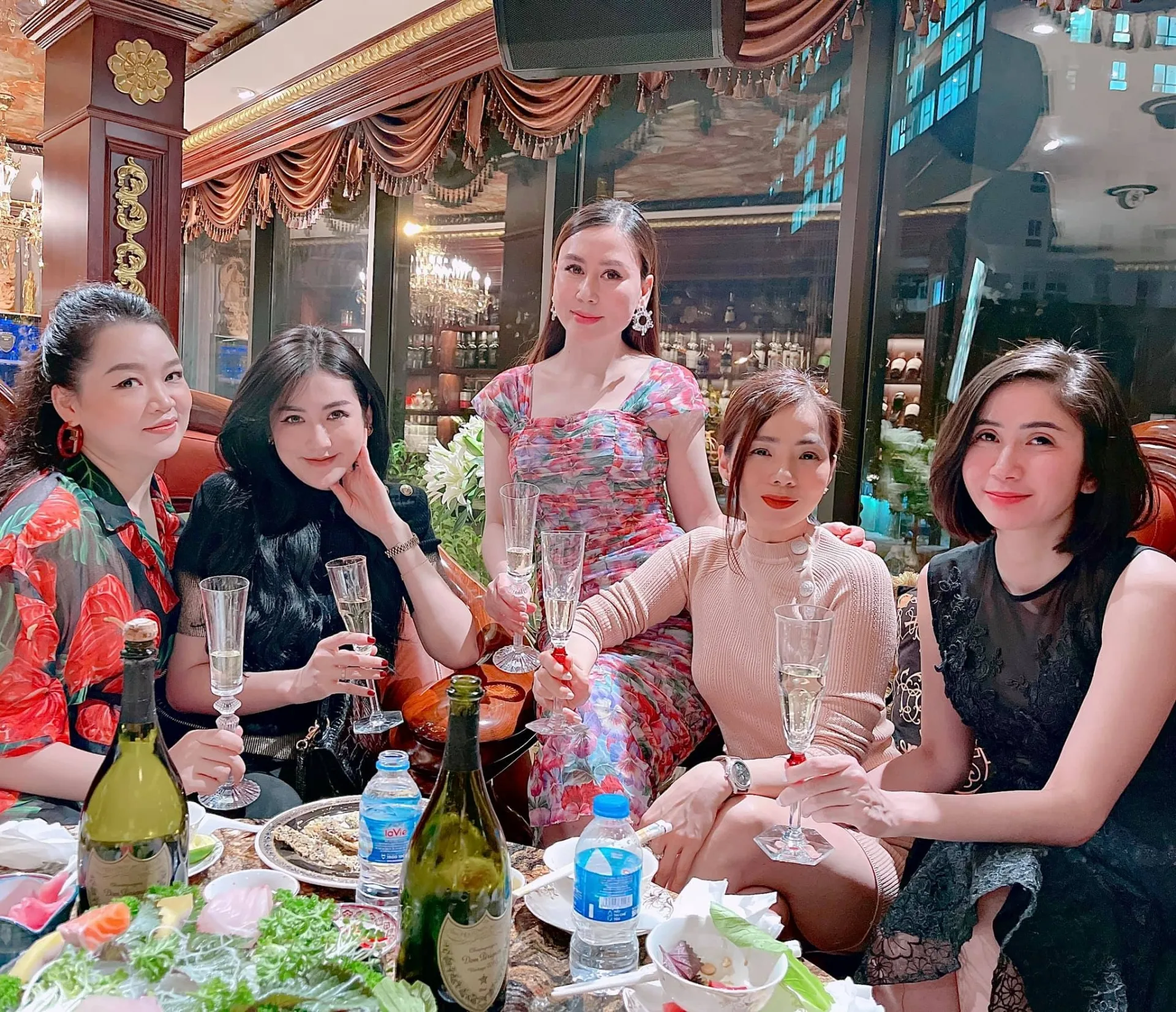 Đọ sắc bên hội bạn, Lệ Quyên được khen trẻ đẹp 