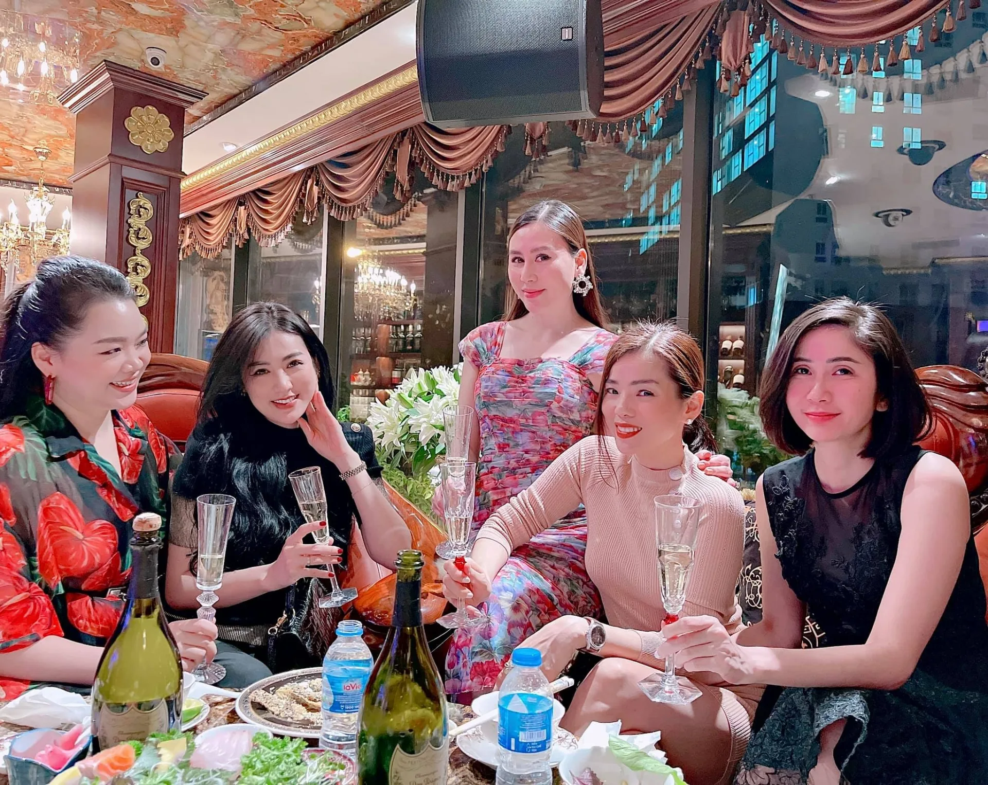 Đọ sắc bên hội bạn, Lệ Quyên được khen trẻ đẹp 