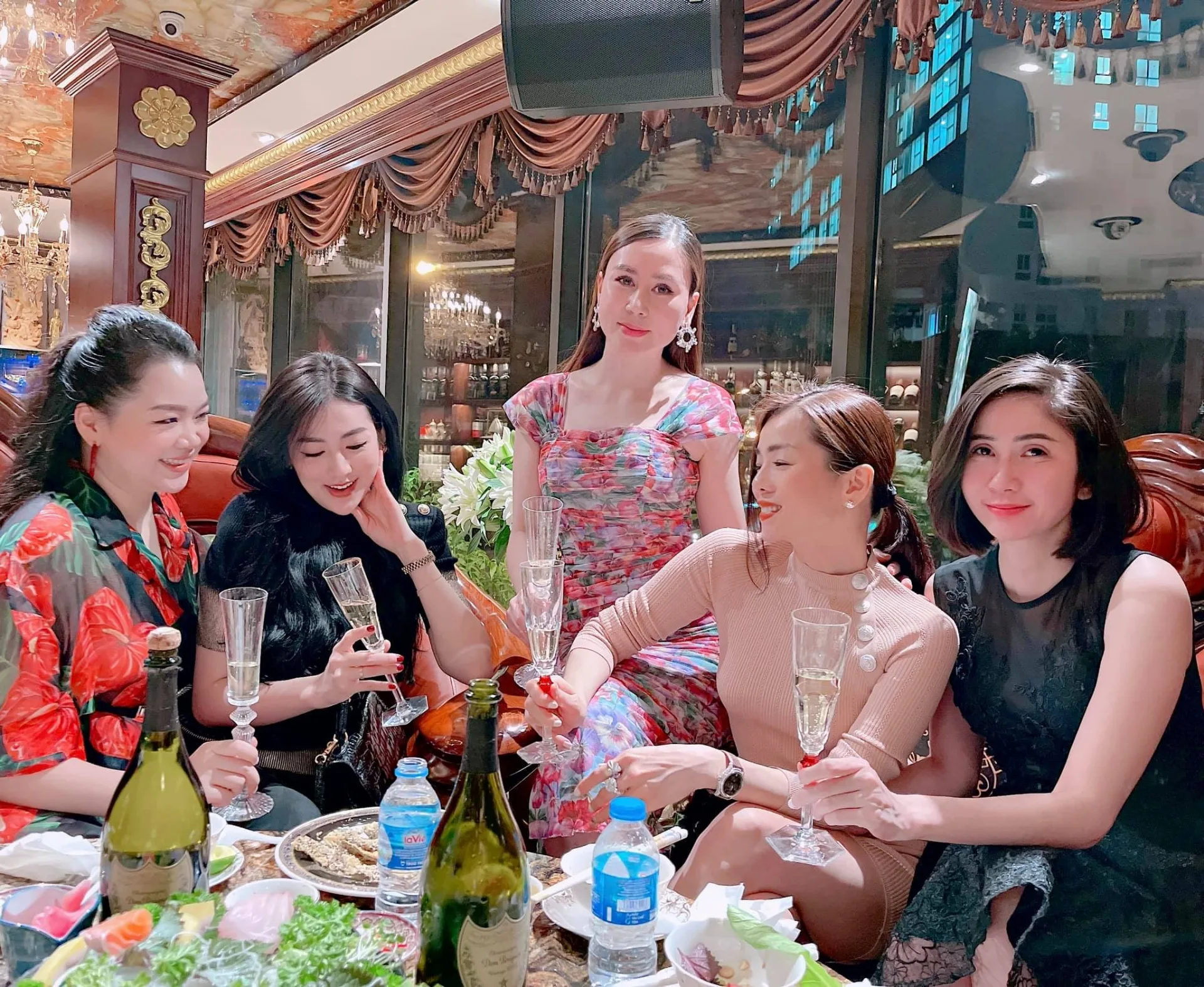 Đọ sắc bên hội bạn, Lệ Quyên được khen trẻ đẹp 