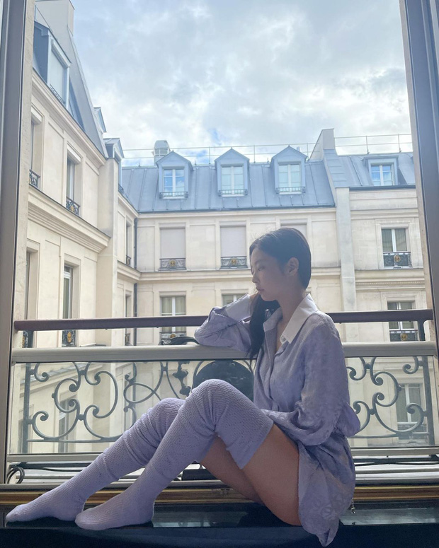 Jennie (BLACKPINK) tung bộ ảnh gợi cảm tại Paris, đôi chân săn chắc 'chiếm sóng' - Ảnh 4