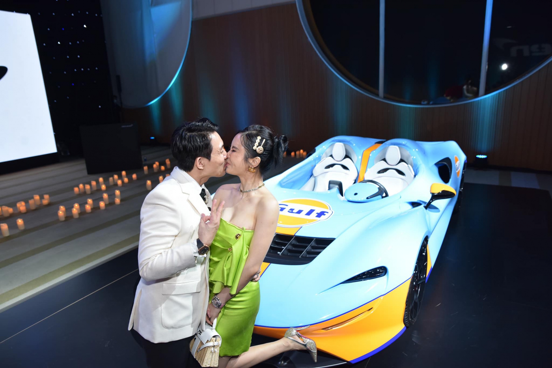 Kỷ niệm 9 năm ngày cưới, đại gia Minh Nhựa tậu siêu xe trăm tỷ - Ảnh 4