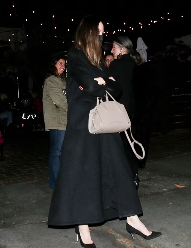 Giữa tin đồn hẹn hò The Weeknd, Angelina Jolie đi ăn tối với chồng cũ - Ảnh 2