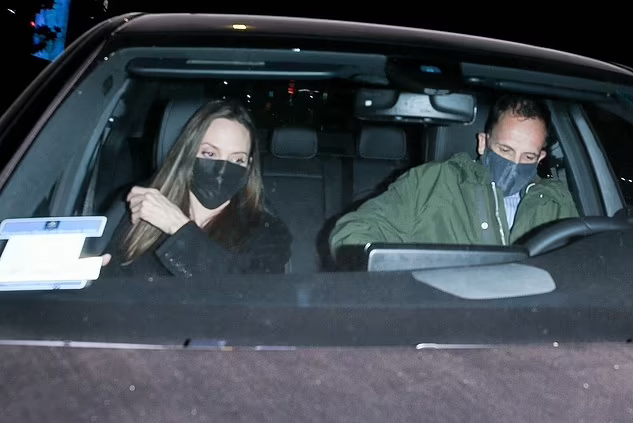 Giữa tin đồn hẹn hò The Weeknd, Angelina Jolie đi ăn tối với chồng cũ - Ảnh 3