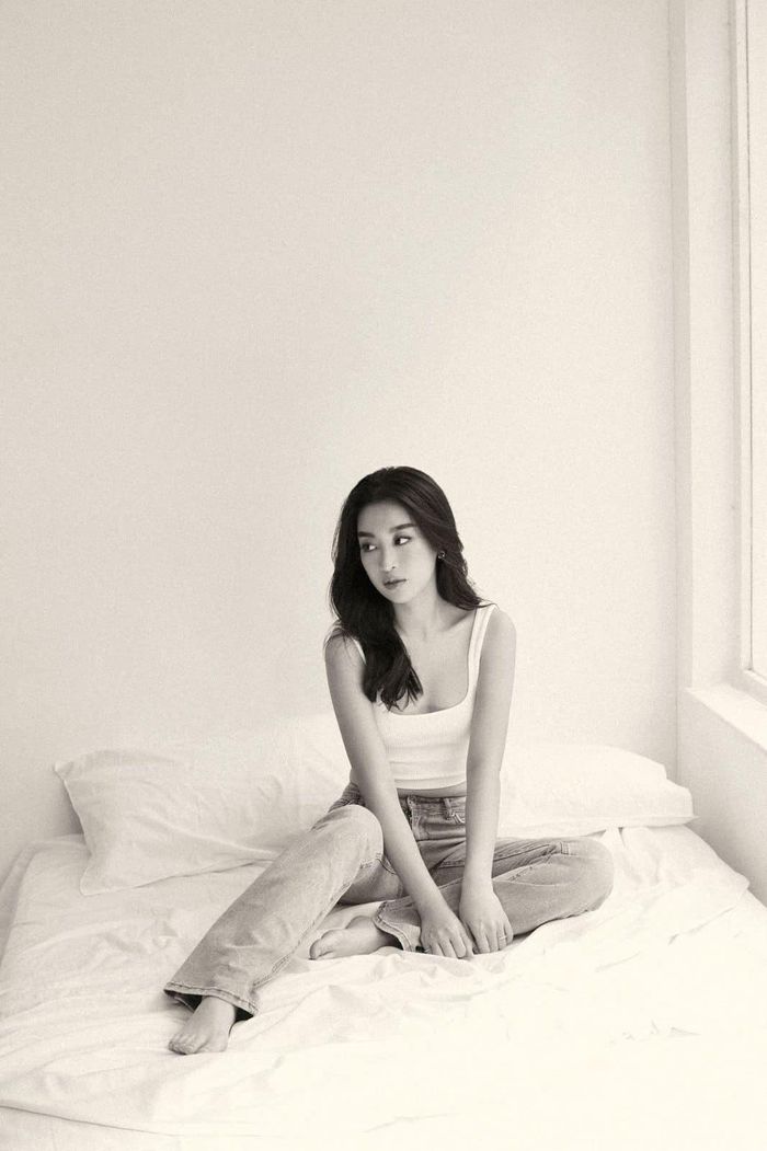 Hoa hậu Đỗ Mỹ Linh mừng tuổi 25 bằng bộ ảnh trên giường - Ảnh 9
