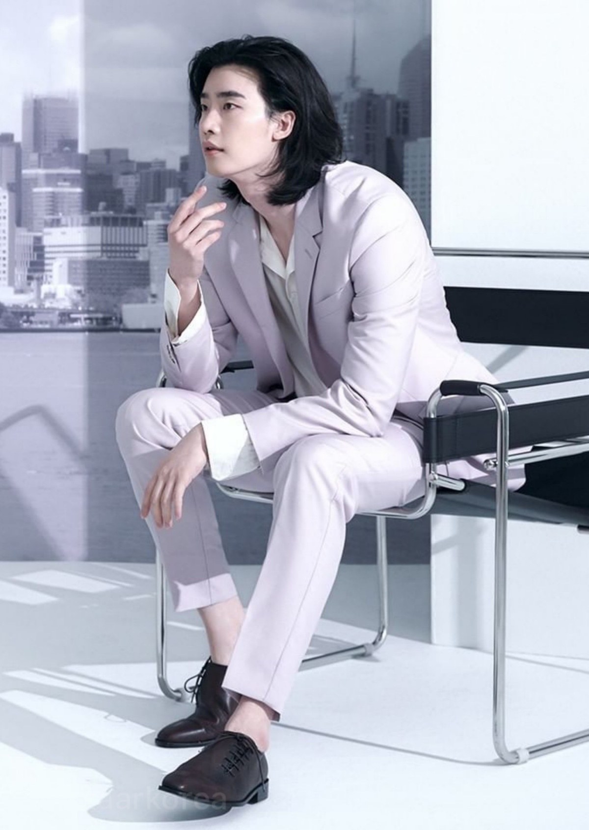 Ngoại hình của 'tài tử Hàn đẹp nhất mọi thời' Lee Jong Suk ở tuổi 32 - Ảnh 5