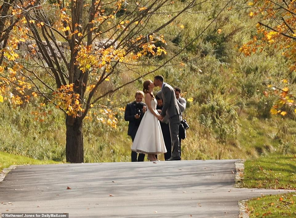 Chạm mặt bà Melinda tại hôn lễ con gái, Bill Gates nhìn vợ cũ đầy lưu luyến - Ảnh 1