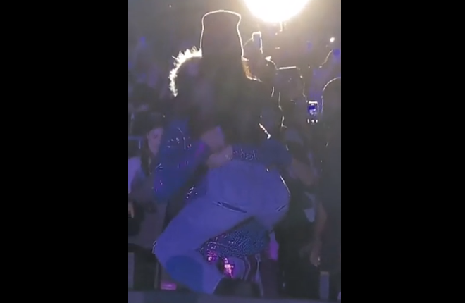 Đang biểu diễn trong concert, bạn trai bỗng chạy lại bế bổng Megan Fox hôn - Ảnh 1
