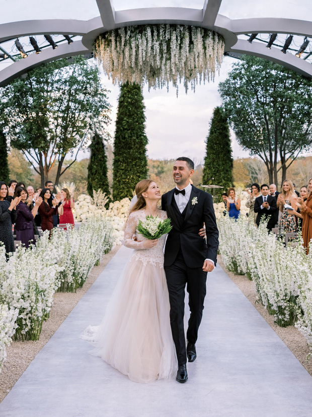 Đám cưới của cặp đôi diễn ra ở ngoài trời, được trang trí bằng rất nhiều hoa tươi. Lễ đường gần gũi với thiên nhiên, không màu mè, hoa lệ nhưng vẫn sang trọng mang đến cho vợ chồng Jenifer Gates những giây phút khó quên.