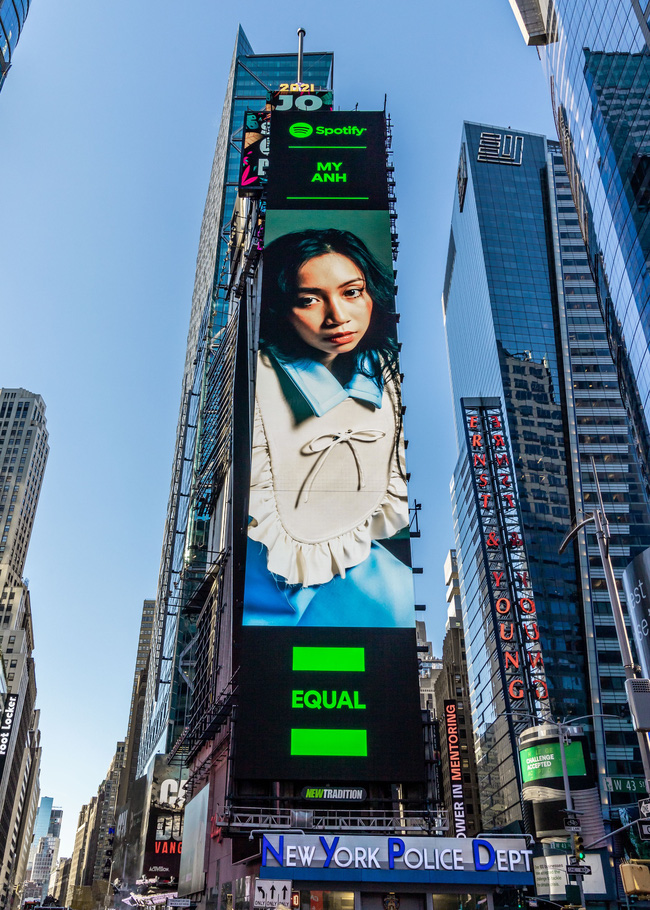 Con gái Mỹ Linh xuất hiện nổi bật tại quảng trường Thời Đại ở Mỹ - Ảnh 1