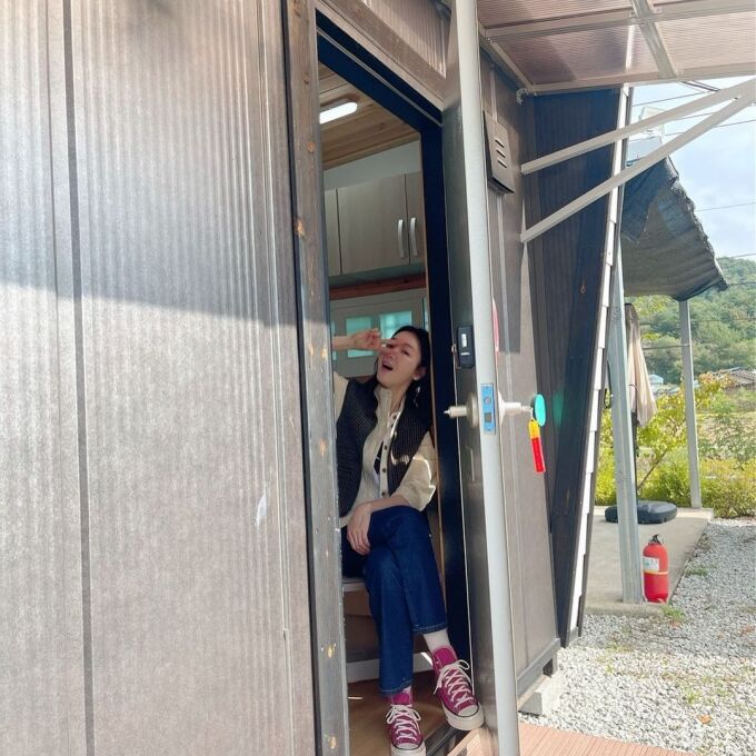 Choi Ji Woo đi giầy hồng mặc quần xanh tạo dáng xì tin ở tuổi 46 - Ảnh 1
