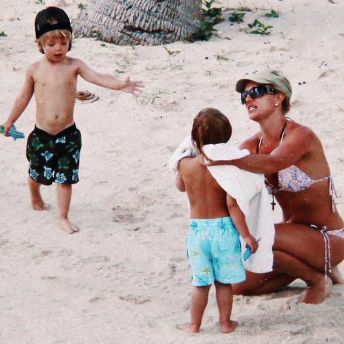 Đăng ảnh thơ ấu của con, Britney vui buồn lẫn lộn vì các con lớn quá nhanh - Ảnh 3