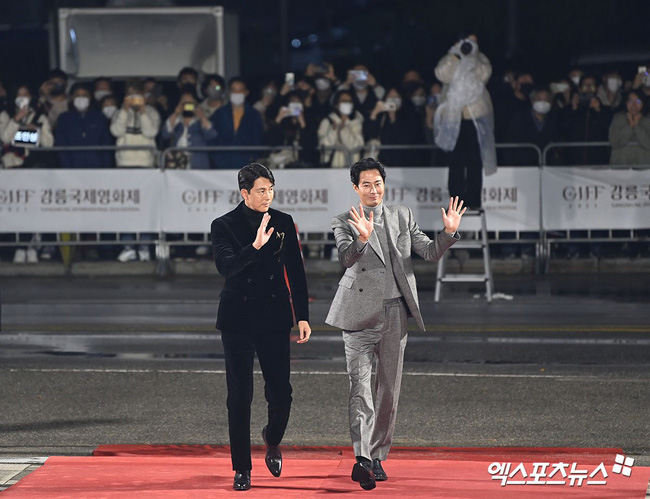 Jung Woo Sung và Jo In Sung gây bão mạng với màn trình diễn nam tính trên thảm đỏ - Ảnh 5